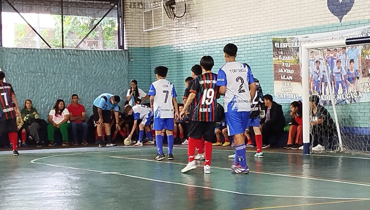 La pelota dura del sábado a la mañana: las ligas de fútbol infantil
