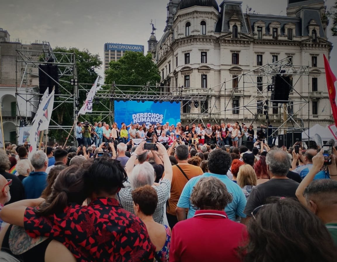 Acto en Plaza de Mayo: “El gobierno quebranta nuestros derechos y agravia nuestra memoria”