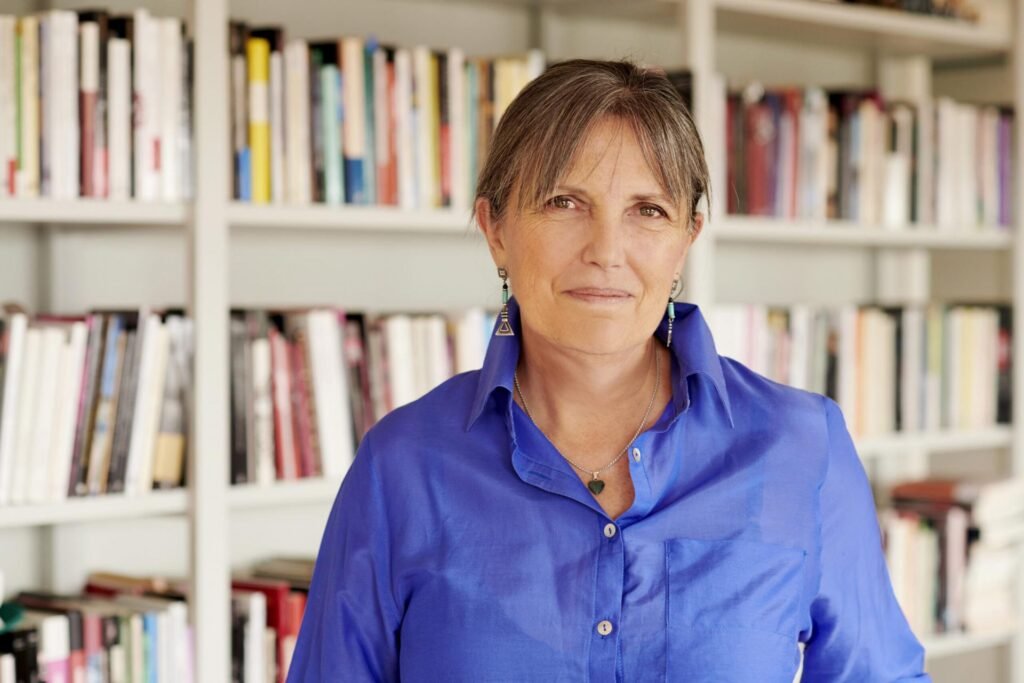 Claudia Piñeiro y la serie El tiempo de las moscas: “Los escritores detectamos los procesos que ya están en el aire”