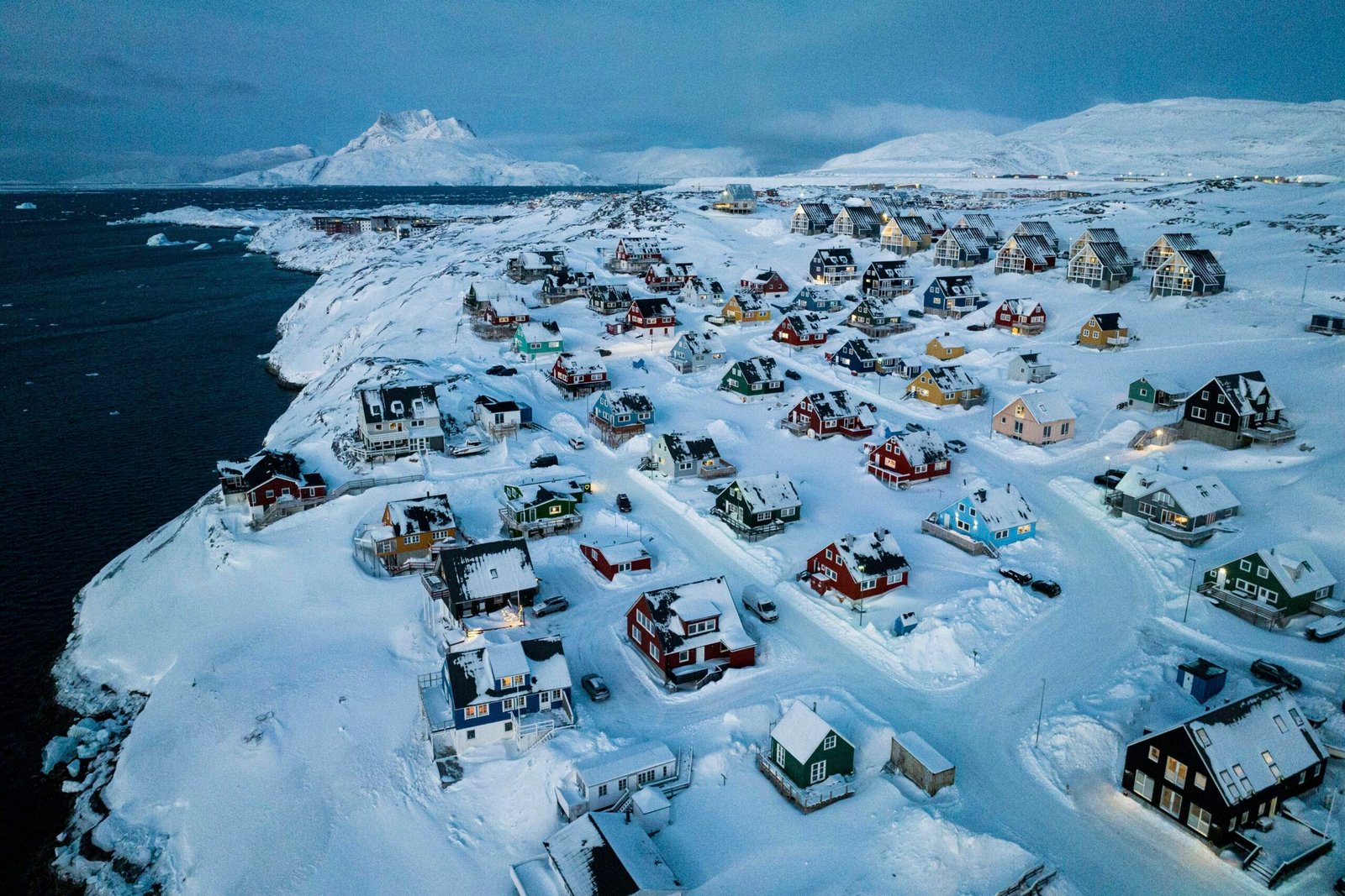 ARCHIVO - Casas cubiertas de nieve se ven en la costa de Nuuk, Groenlandia el viernes 7 de marzo de 2025. (AP Foto/Evgeniy Maloletka, Archivo)