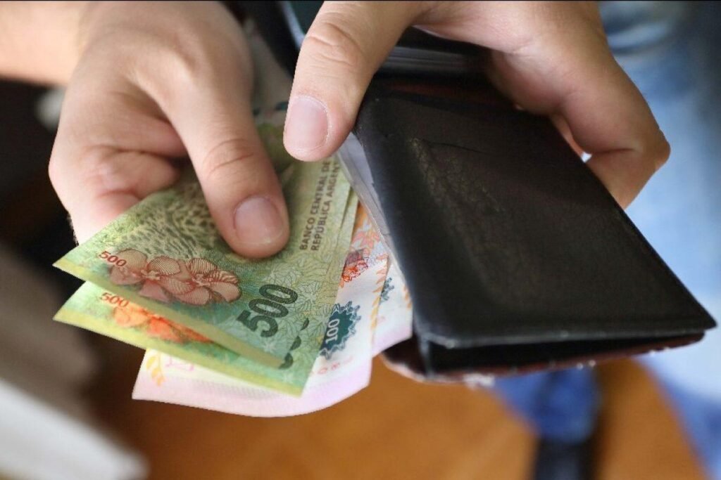 Impuestos regresivos, reforma laboral antiderechos: la presión en pinza