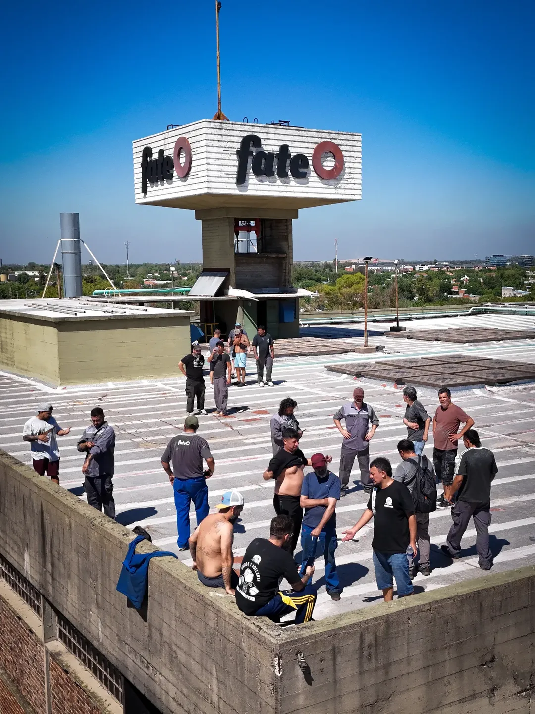 La “gente que despierta”: Luca Prodan, la terraza de FATE, el paro y la otra argentinidad