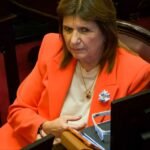 Votar de espaldas, reprimir de frente: el país paralelo de la superestructura