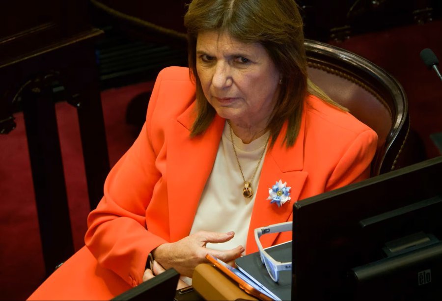 Votar de espaldas, reprimir de frente: el país paralelo de la superestructura