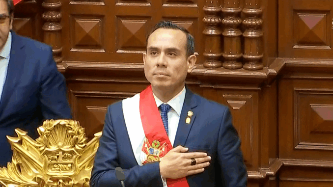 El Congreso destituyó al presidente de Perú