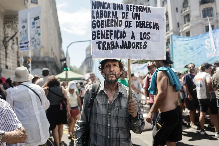 Reforma laboral: el gobierno canta victoria, la oposición y la calle denuncian extorsión