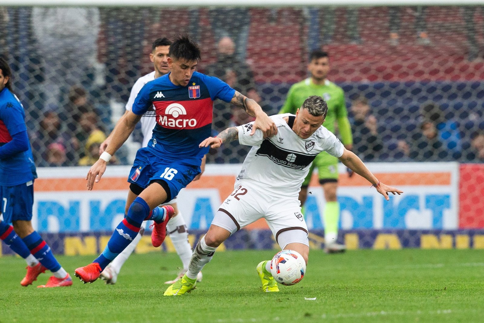 Llamada internacional… para saber del fútbol local