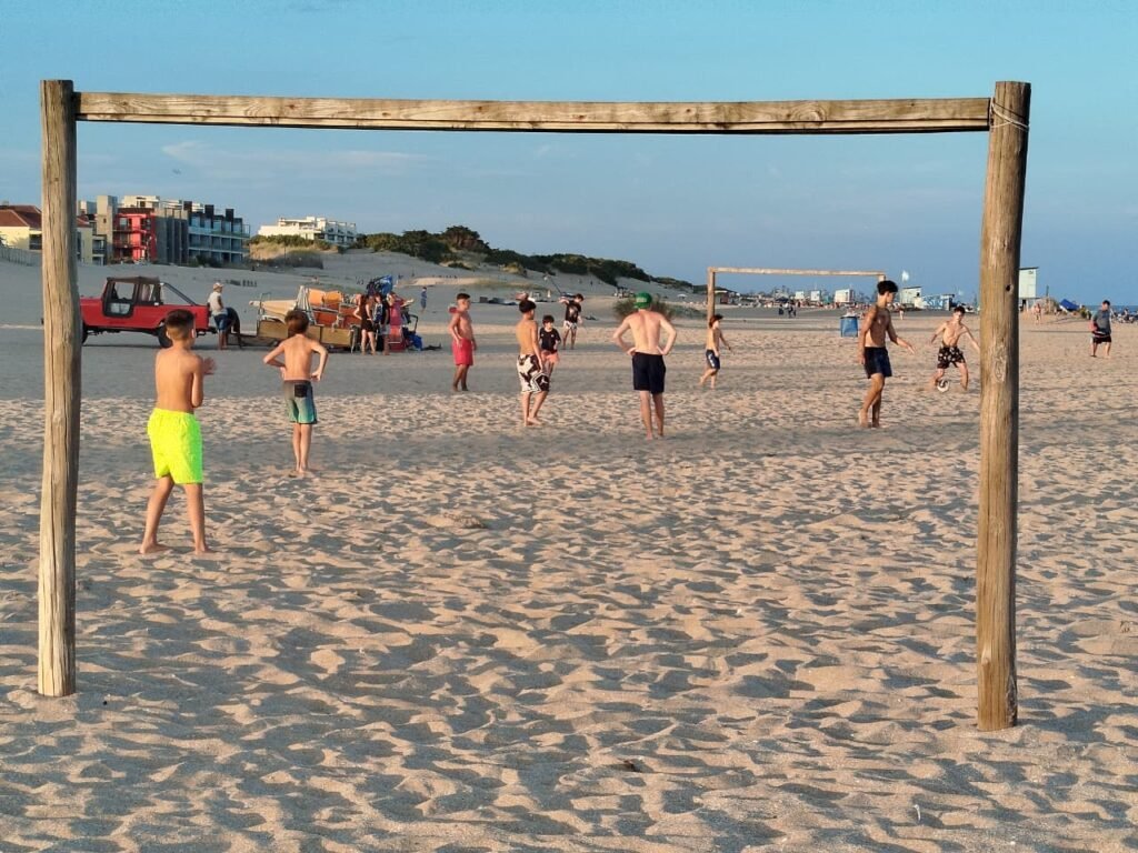 Pies descalzos, arena caliente: el fenómeno del fútbol espontáneo de verano