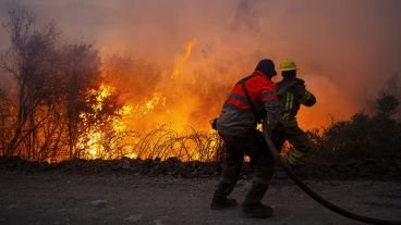El fuego ya afectó 43 mil hectáreas y los brigadistas cosen sus equipos entre las llamas 