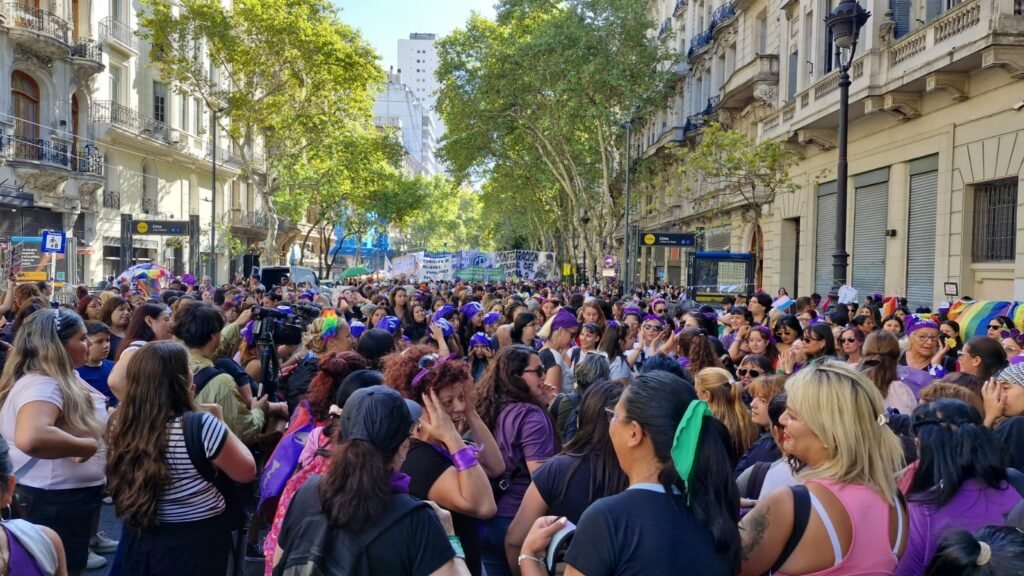 El silencio no es opción: miles de mujeres marcharon contra el modelo libertario