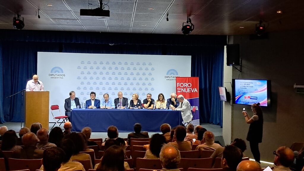 Frente al avance del autoritarismo, el Foro para una Nueva Democracia convocó a un plenario de voces plurales en el Congreso. Participaron los diputados Taiana y Paulón, junto a referentes como Storani, Avelluto, Ignacio, Tessio, Alfonsín y Tavani. A 50 años del golpe de Estado, reivindicaron la memoria como brújula ante las transformaciones globales.