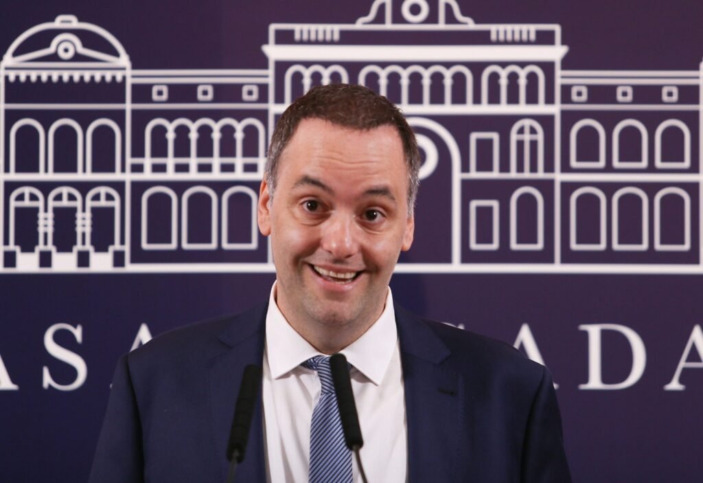 Entre el “deslome” de Adorni y la guerra de Trump