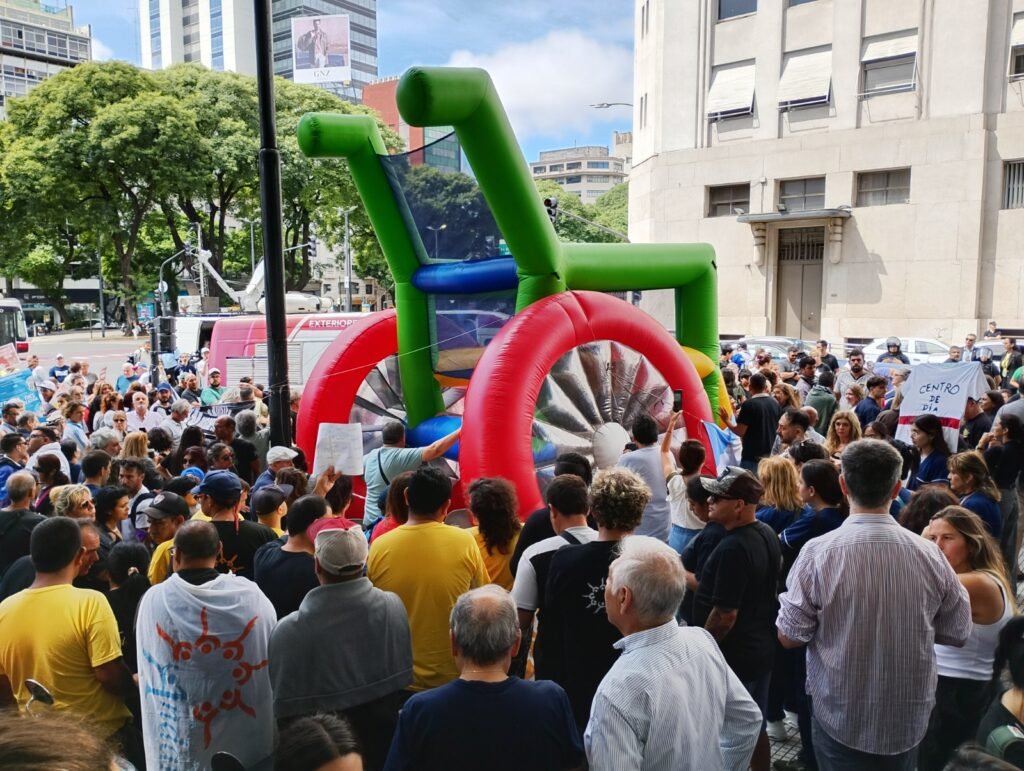 Emergencia en discapacidad: crónica de una marcha donde el «YA» es la última esperanza