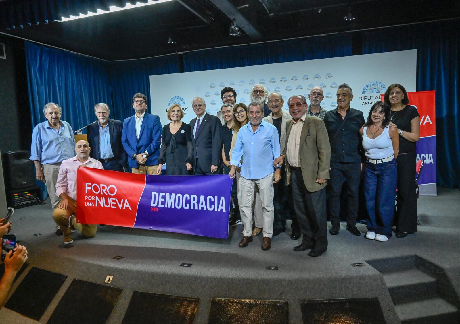 Proponen un gran acuerdo democrático para enfrentar a Milei en 2027