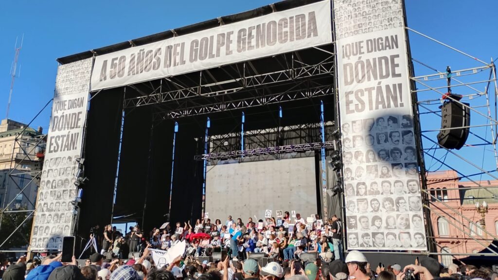Con una movilización histórica, la Plaza de Mayo gritó «Nunca Más» a 50 años del golpe