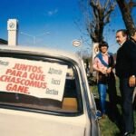 Raúl Alfonsín en Chascomús durante la campaña electoral: el líder radical junto a vecinos del pueblo donde nació y al que siempre regresaba.