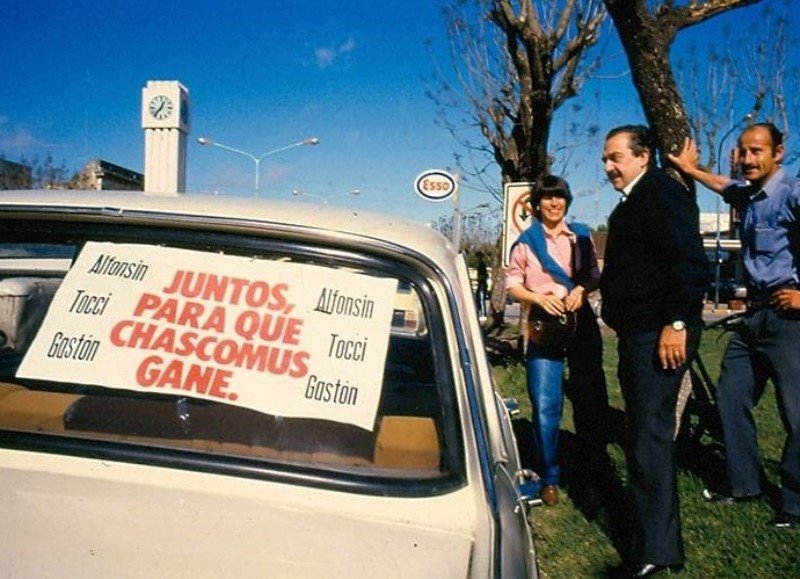Raúl Alfonsín en Chascomús durante la campaña electoral: el líder radical junto a vecinos del pueblo donde nació y al que siempre regresaba.