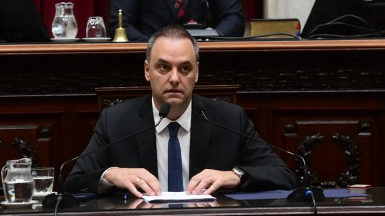 Adorni expuso un guion ante los diputados y Milei se llevó la marca de sus escándalos