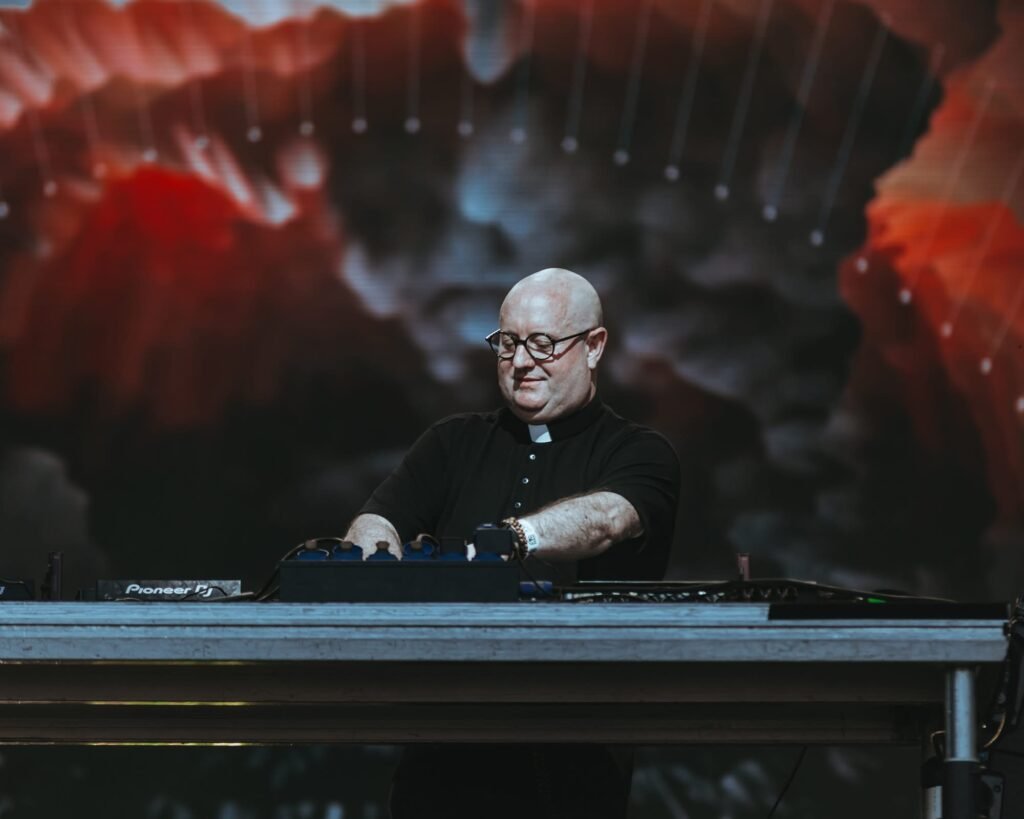 El Padre Guilherme en Buenos Aires:  «La música electrónica tiene una forma fantástica de espiritualidad»