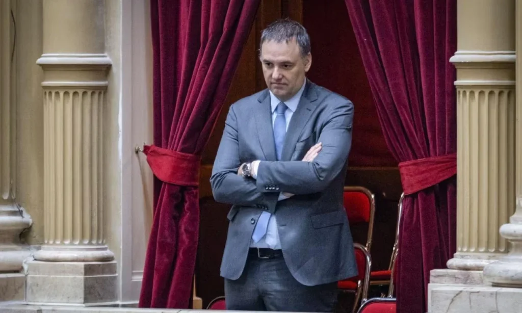 Una sesión para “comer pochoclo” en Diputados mientras interrogan a Adorni