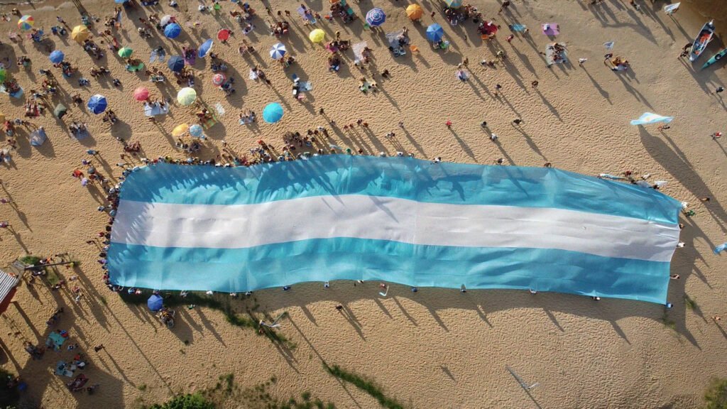Imagen ilustrativa de bandera argentina en la arena
