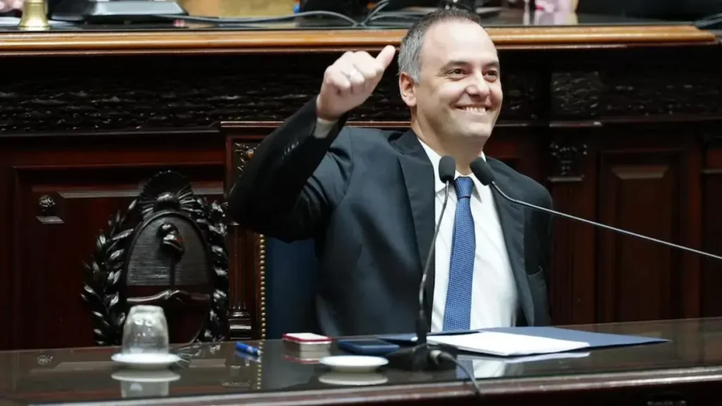 La gestión de Javier Milei enfrenta su mayor crisis ante las revelaciones del crecimiento patrimonial del jefe de gabinete. Con pedidos de detención y pruebas de gastos millonarios en dólares —incluyendo reformas de lujo en su vivienda—, la narrativa de austeridad oficial se desmorona. El avance judicial deja a Adorni al borde de la cornisa y jaquea la “moral” del gobierno.
