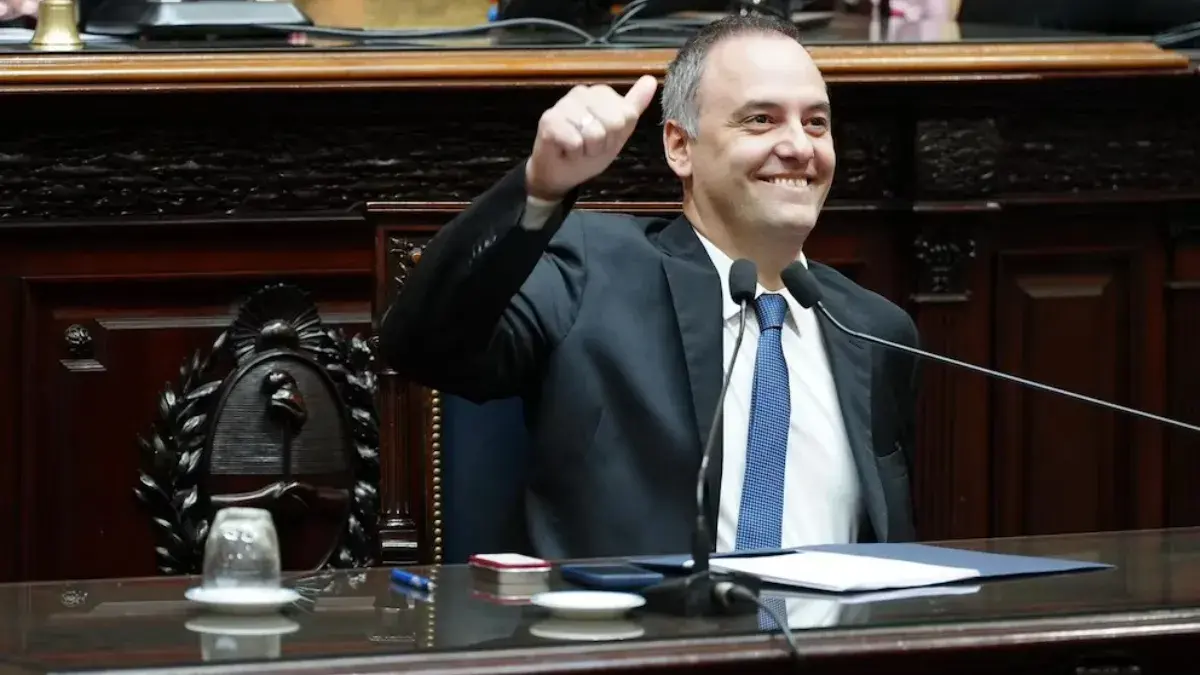 La gestión de Javier Milei enfrenta su mayor crisis ante las revelaciones del crecimiento patrimonial del jefe de gabinete. Con pedidos de detención y pruebas de gastos millonarios en dólares —incluyendo reformas de lujo en su vivienda—, la narrativa de austeridad oficial se desmorona. El avance judicial deja a Adorni al borde de la cornisa y jaquea la “moral” del gobierno.
