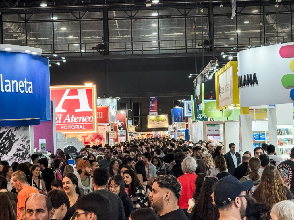 Con más de 1.340.000 visitantes, la 50° edición del evento se consolidó como un fenómeno de consumo cultural que logró revertir la tendencia recesiva del mercado. El balance comercial arrojó un crecimiento en las ventas, impulsado por el protagonismo de la ficción escrita por mujeres, la literatura juvenil, los ensayos históricos y la memoria y los derechos humanos.
