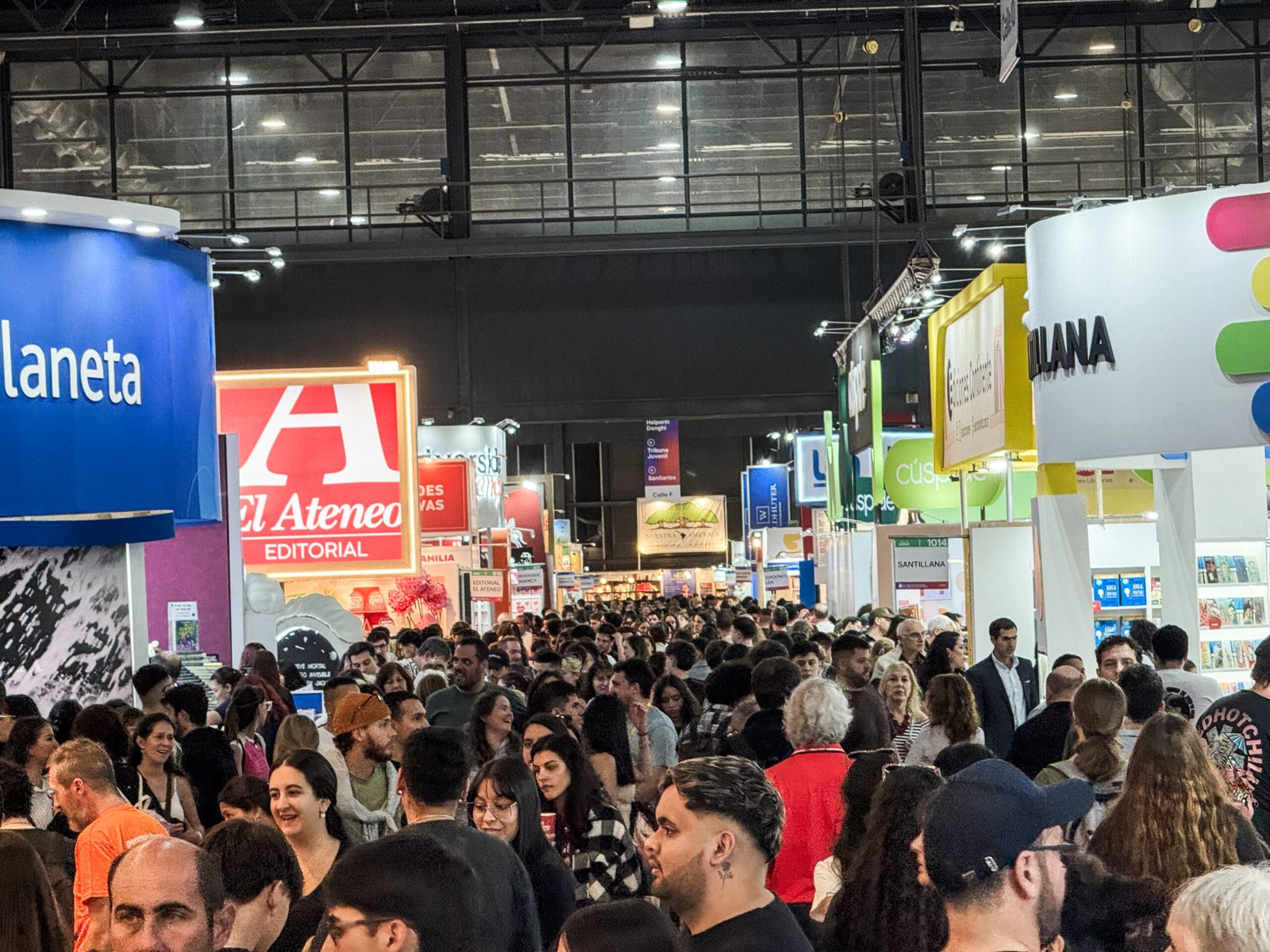 Con más de 1.340.000 visitantes, la 50° edición del evento se consolidó como un fenómeno de consumo cultural que logró revertir la tendencia recesiva del mercado. El balance comercial arrojó un crecimiento en las ventas, impulsado por el protagonismo de la ficción escrita por mujeres, la literatura juvenil, los ensayos históricos y la memoria y los derechos humanos.
