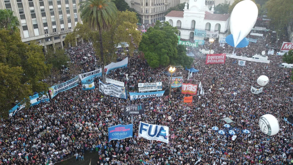 La participación social toma protagonismo, la política se enreda