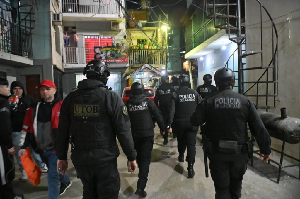 Menos show mediático y más integración de los barrios populares reclaman los curas villeros