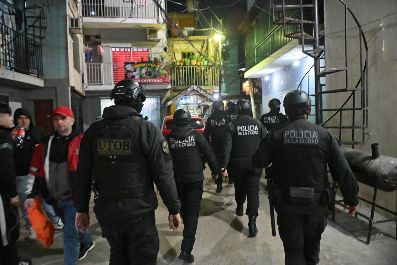 Menos show mediático y más integración de los barrios populares reclaman los curas villeros