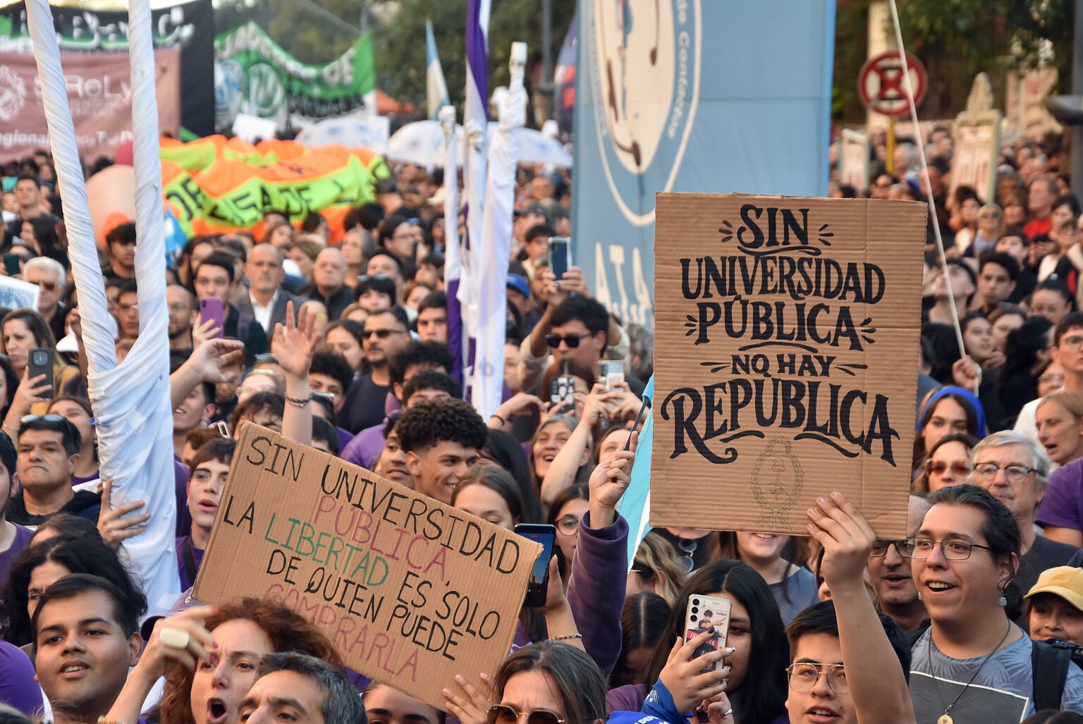 Salir a la calle: un antídoto ante el imperio de la crueldad