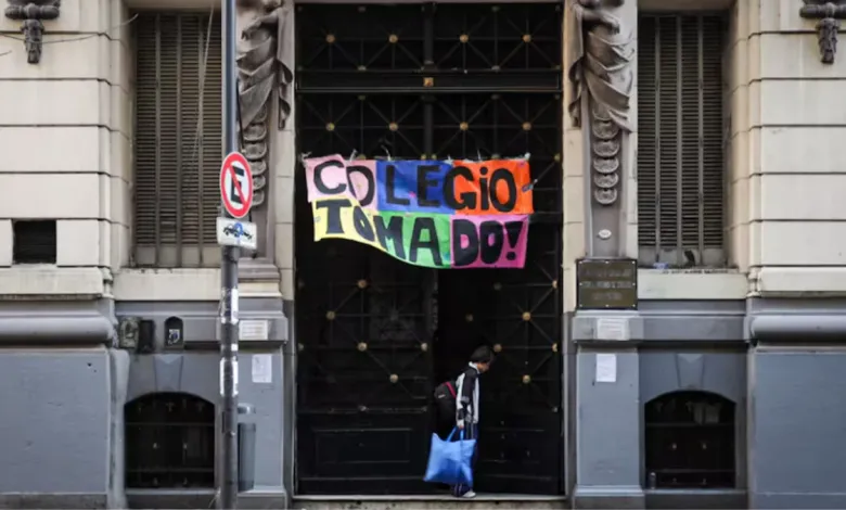 Entre homilías incómodas y el desamparo social: la patria en el ágora
