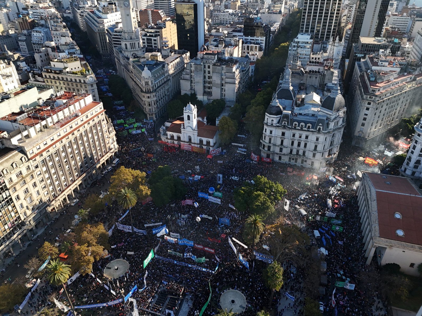 La cuarta Marcha Federal Universitaria colmó la Plaza de Mayo en un reclamo masivo contra el desfinanciamiento del gobierno de Javier Milei. Miles de ciudadanos exigieron el cumplimiento de la ley de financiamiento y denunciaron la pérdida real de los salarios docentes. La jornada reafirmó a la educación pública como un consenso social innegociable frente al ajuste estatal.