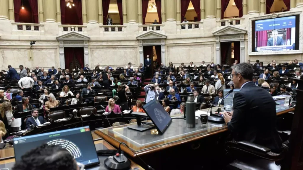 Guerra en Diputados: el oficialismo intenta blindar a Adorni y busca “pisar” la sesión opositora
