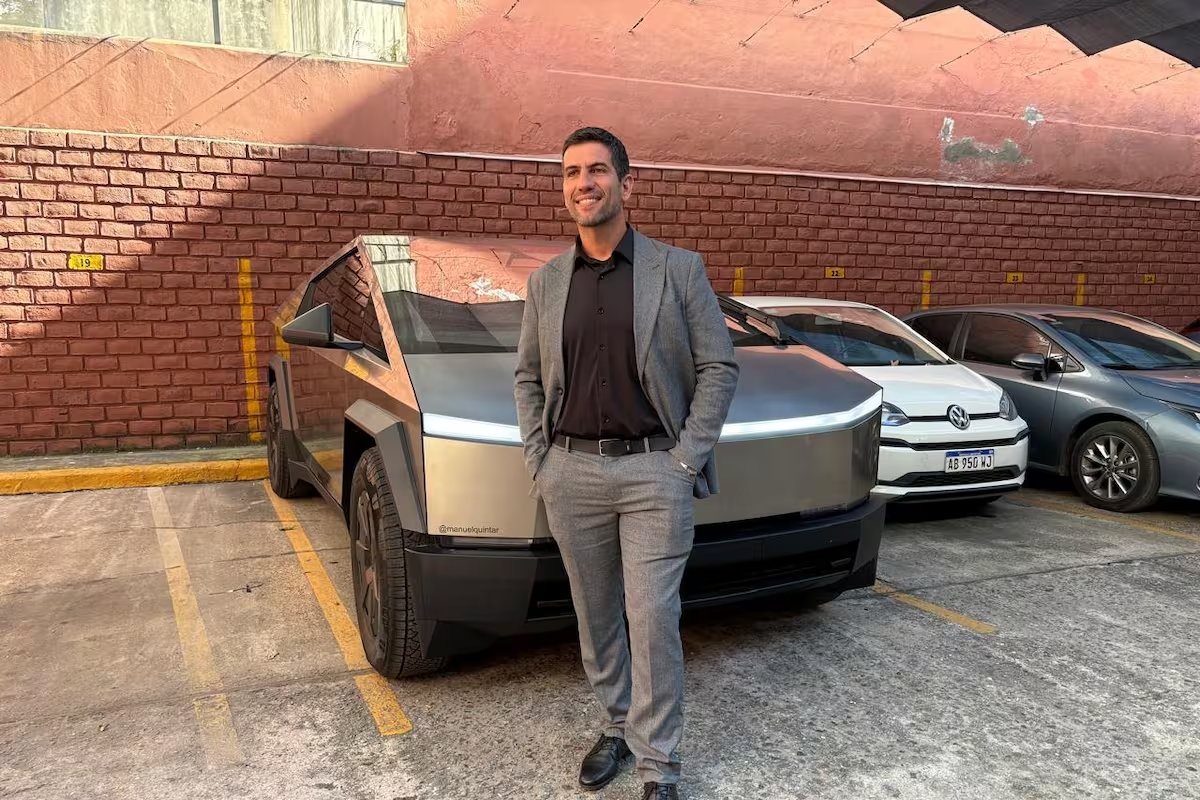 Entre la ostentación de la Cybertruck del diputado Quintar y las inconsistencias patrimoniales de Manuel Adorni, el oficialismo se apunta una carambola política: mientras el escándalo captura la atención pública, el Senado avanza con nombramientos clave y acuerdos judiciales. El individualismo y los negocios privados operan como una cortina de humo frente a la rosca parlamentaria y el ajuste.
