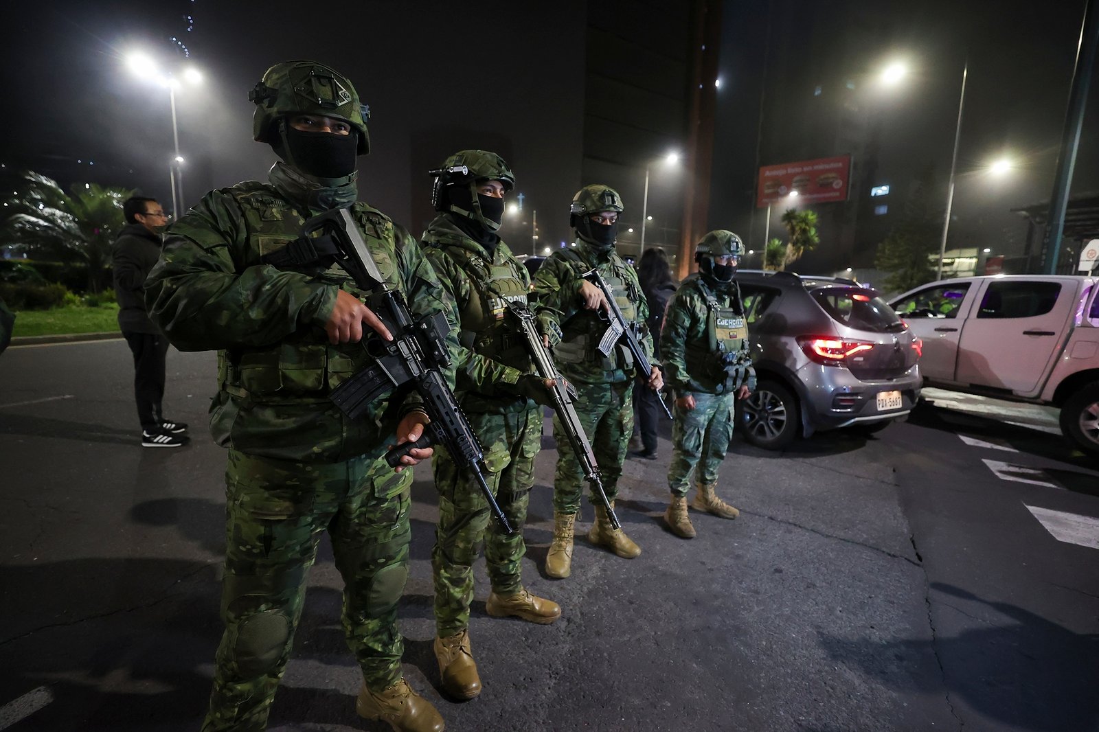 AME9191. QUITO (ECUADOR), 04/05/2026.- Integrantes del Ejercito ecuatoriano participan en un nuevo periodo de toques de queda nocturnos en casi la mitad del país que se prolongará durante quince días, una medida con la que el Gobierno busca intensificar las operaciones contra las bandas criminales, este domingo en Quito (Ecuador). EFE/ José Jácome