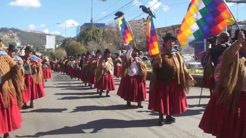 Bolivia: mujeres campesinas exigen la renuncia inmediata del presidente Paz