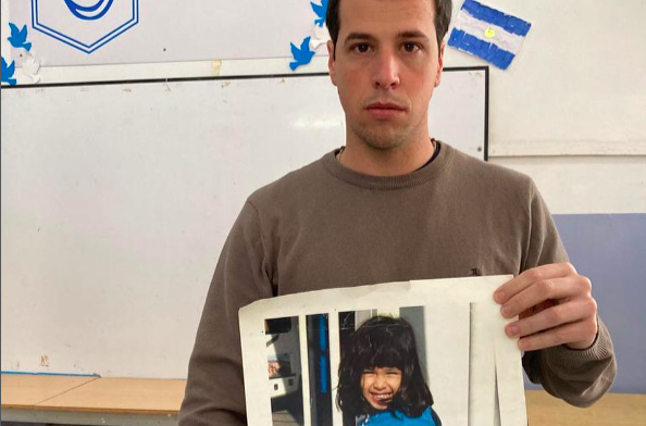 Esta imagen muestra a una persona sosteniendo un cartel con la fotografía de Sofía Herrera, una niña desaparecida en 2008 en Tierra del Fuego, Argentina.