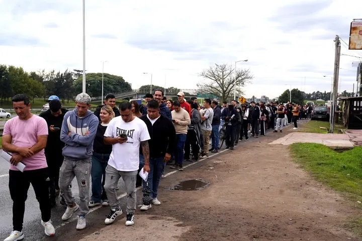 La fila de las doce cuadras: ¿en qué anda el frigorífico de Moreno que fue noticia en mayo?