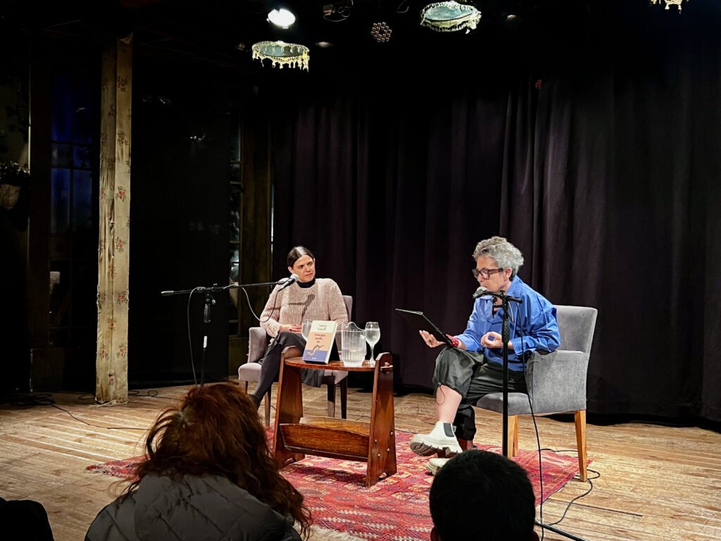 La imagen muestra una presentación del libro "Principio, medio, fin" de la autora mexicana Valeria Luiselli en el Centro Cultural Thames.
