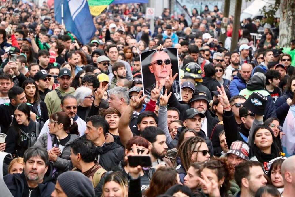 Más allá del bronce liberal o la épica de Billiken, la despedida al Indio Solari se transformó en una fiesta popular, un acto de fe colectiva y una trinchera solidaria donde la comunidad se abrazó para ganarle al olvido y disputar el sentido de la nación.
