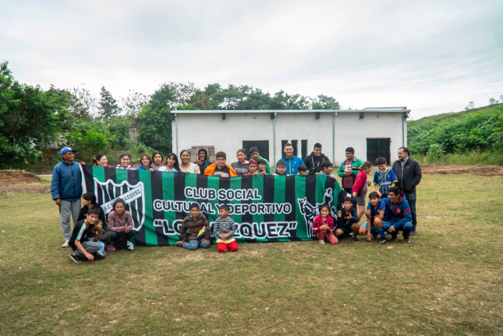 En el país de los campeones del mundo, el poder es humano: fútbol y resistencia en el club Los Vázquez