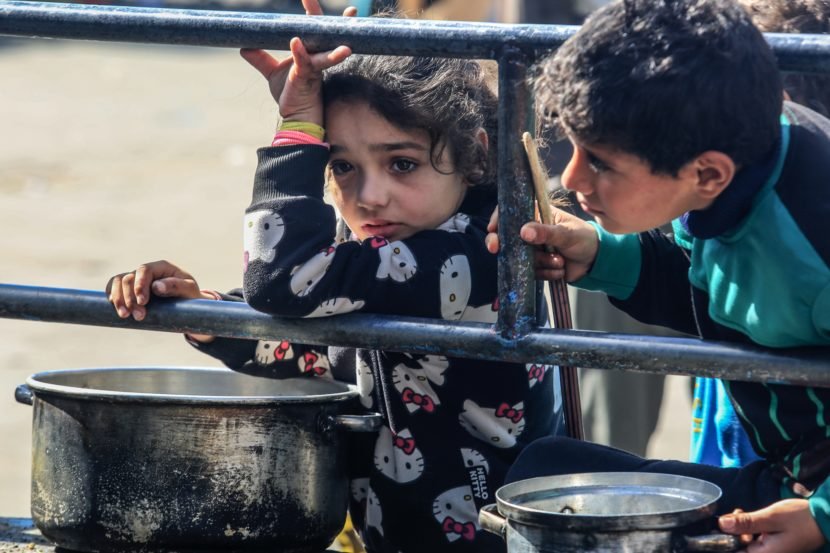La guerra en Medio Oriente puede arrastrar a 23,4 millones de niños más a la pobreza
