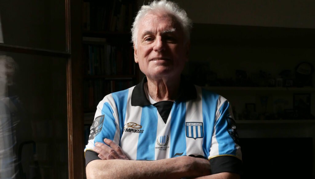 Esta imagen muestra a Enrique Wolff, exjugador de fútbol profesional y reconocido periodista deportivo argentino.