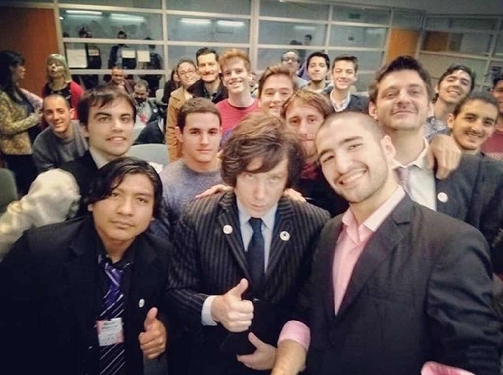 Ajustados pero bancando: Milei retiene el apoyo de los jóvenes