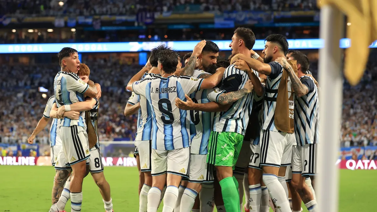 La selección nacional avanzó a octavos del Mundial luego de sufrir y vencer 3-2 a Cabo Verde en el alargue con goles de Messi, Lisandro Martínez y Romero. El equipo de Scaloni, que mostró rendimientos dispares y fatiga física, ya piensa en Egipto.
