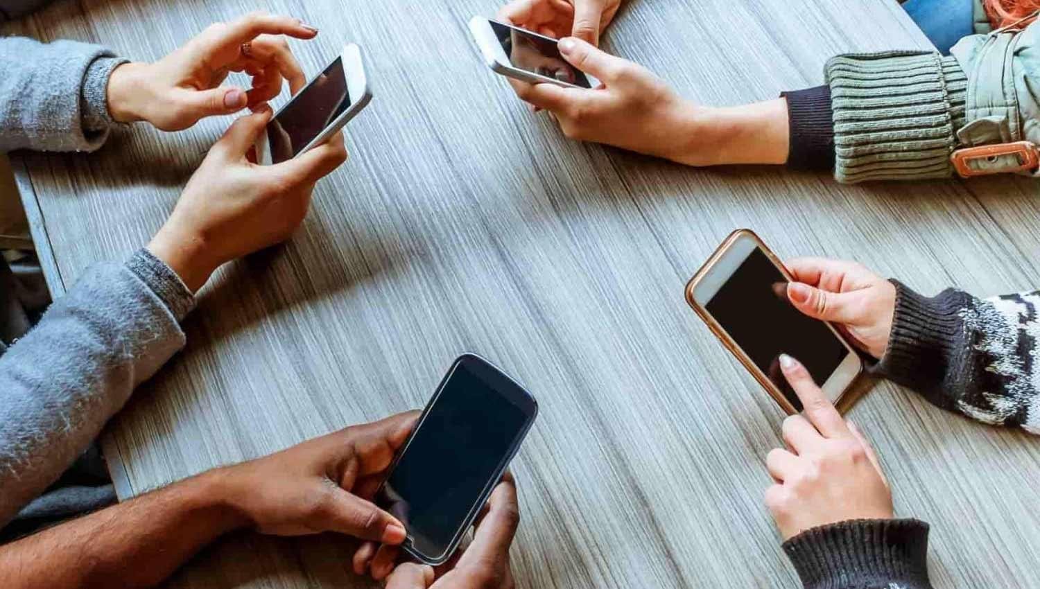Francia prohíbe las redes sociales a menores de 15 años y reabre el debate sobre los límites y el control