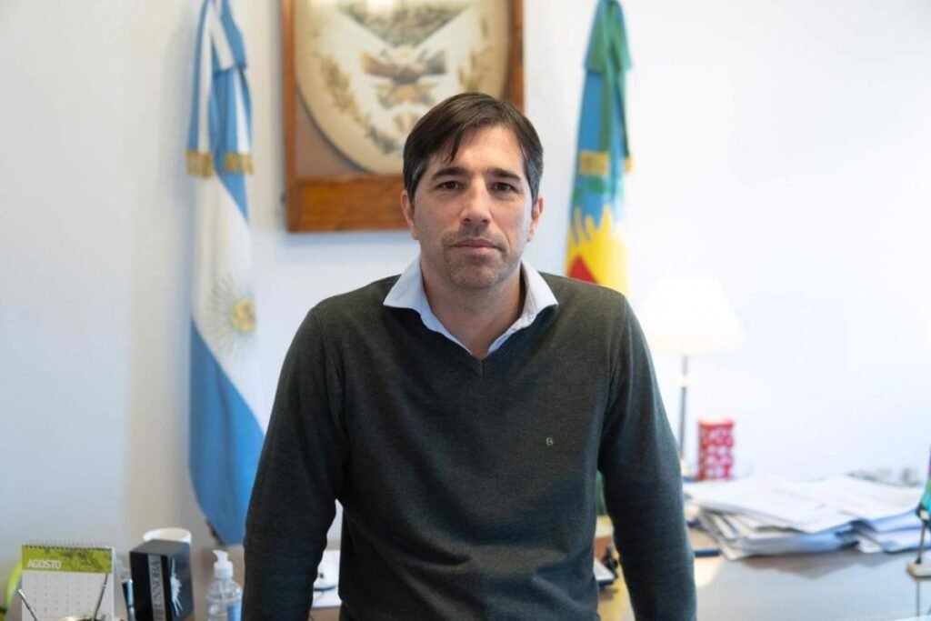 El intendente radical de General Viamonte, Franco Flexas, trazó un duro diagnóstico sobre la situación económica que atraviesa el interior de la provincia de Buenos Aires y aseguró que el desplome del consumo está golpeando a los comercios, las pymes y la actividad gastronómica.
